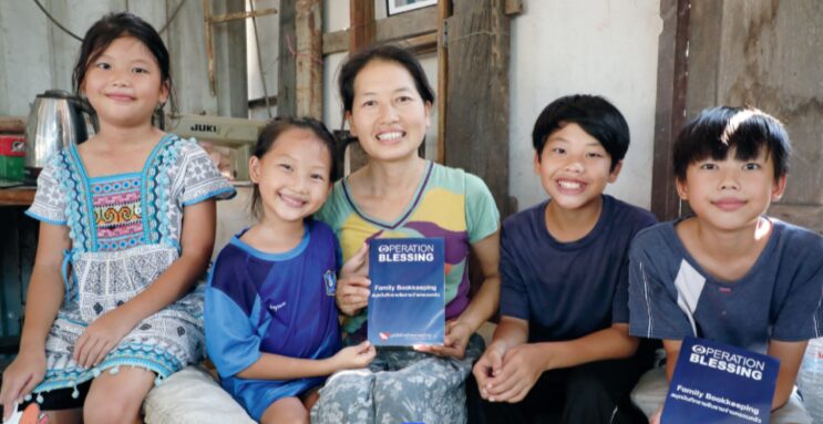 Phraewanit and children